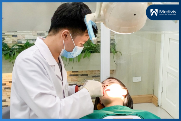 Răng khôn mọc lệch ra má 8