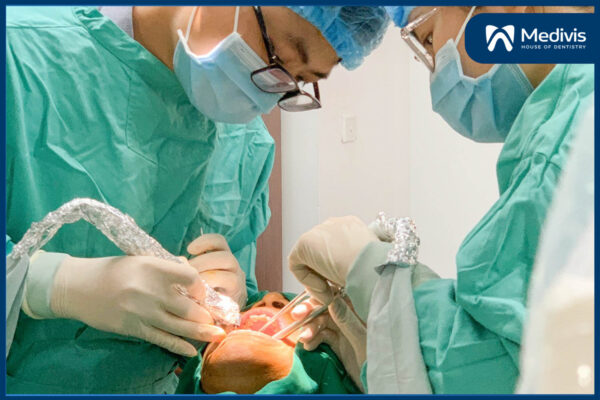 Nhổ răng khôn xong chảy máu bao lâu 4